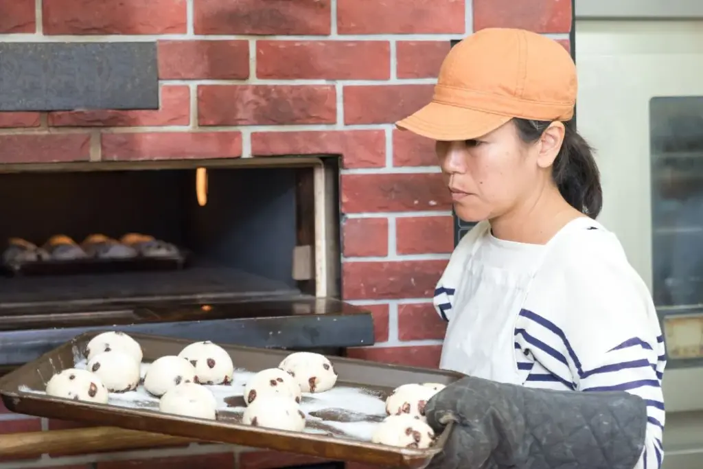 現場で働く女性パン職人