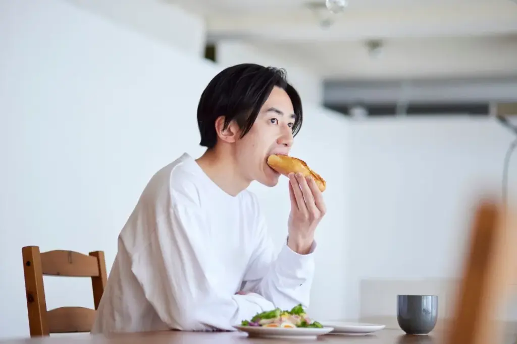 日常のパンを食べる様子