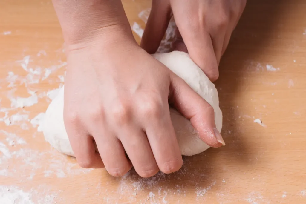 パンをこねる手